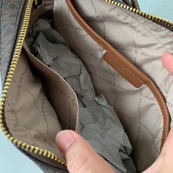 Michael Kors Jet Set LG EW Zip Xbody - Picture 6 of 8